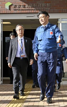 東京電力福島第1原発周辺の視察に向かう新潟県の花角英世知事。右は東電ホールディングスの小早川智明社長=18日、福島県富岡町