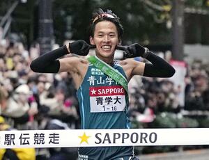 1位でゴールする青学大のアンカー・小河原陽琉。2年連続8度目の総合優勝を果たした=1月3日、東京・大手町
