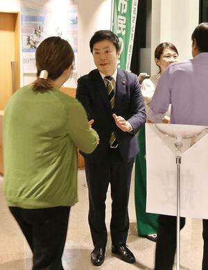 総決起集会の出席者と握手を交わす滝沢亮市長=三条市旭町2