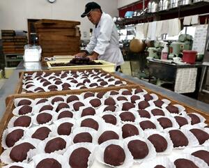 一つずつ丁寧に手作りされた川渡餅。市内の菓子店などで2日間限定で販売される=11月29日、上越市黒井の坂詰菓子本店