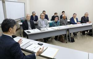 新潟水俣病の被害者らと面会する環境省の前田光哉審議官(左)=5月21日、新潟市中央区