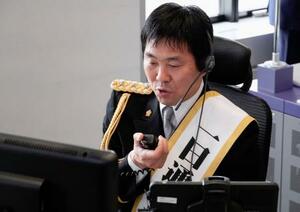 長崎県警の一日通信指令課長に就任し、通報の受理や現場への指示を模擬体験するサッカー男子日本代表の森保一監督=10日午後、長崎県警本部