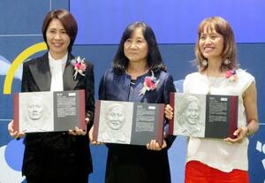 日本サッカー殿堂の掲額式典で写真に納まる(左から)野田朱美さん、半田悦子さん、高倉麻子さん=16日、東京都文京区