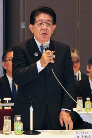 日本建設業連合会と不動産協会の初会合に補助参加し、あいさつする金子国交相=1日午前、東京都千代田区