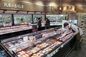 2024年にオープンしたウオロク小針南店の鮮魚売り場=新潟市西区小針7