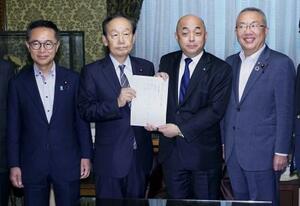 郵政民営化法などの改正案を衆院に提出する自民、公明、国民民主3党の議員ら=17日午後、国会