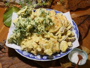 山里のごちそうパーティで提供された天ぷら＝上越市安塚区