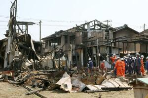 住宅など１０棟を焼いた火災現場の実況見分＝３月１５日、新潟市南区白根