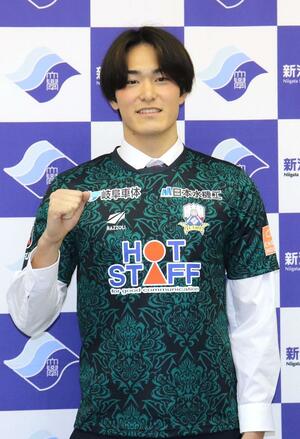 記念撮影に応じる湯岑滉生=柏崎市