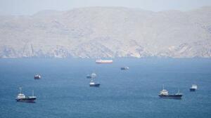 　２７日、オマーン沖のホルムズ海峡に浮かぶ船舶（ロイター＝共同）