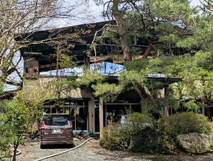 　山梨県山中湖村の住宅火災現場＝２７日午前１１時５０分