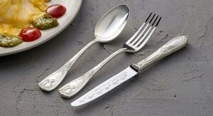 スプーンとフォークの柄に彫刻されているピカチュウ（小林工業提供）