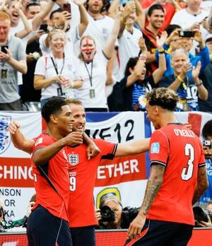 　パナマ―イングランド　後半、チーム２点目のゴールを決め祝福されるイングランドのケーン（中央）＝ニューヨーク（共同）