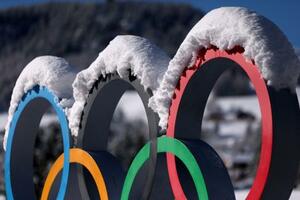 コルティナダンペッツォに設置された五輪のモニュメント(ロイター=共同)