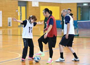 ウオーキングフットボールを体験する長岡市スポーツ推進委員=長岡市三島中条