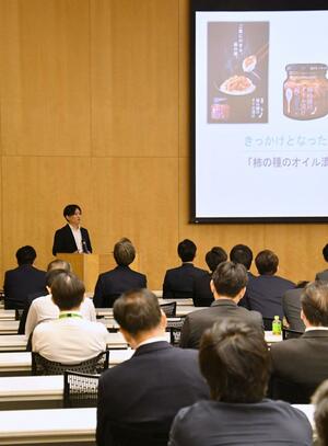 経営者らを前に講演した阿部幸製菓の阿部幸明社長=新潟市中央区