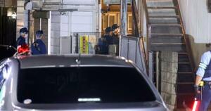 女性が刺された現場付近を調べる警視庁の捜査員=30日深夜、東京都町田市
