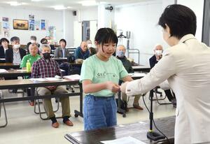 苗場山麓ジオパークのガイド認定証を受け取る合格者=津南町下船渡