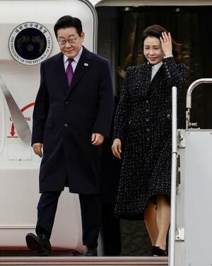 　関西空港に到着した韓国の李在明大統領（左）夫妻＝１３日午前
