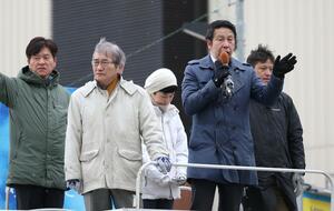 新春の街宣行動で演説する立憲民主党の米山隆一氏（右から２人目）ら＝１２日、新潟市中央区