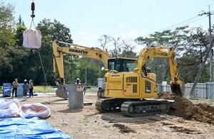 PFASで汚染された土壌の掘削作業=30日午前、岡山県吉備中央町