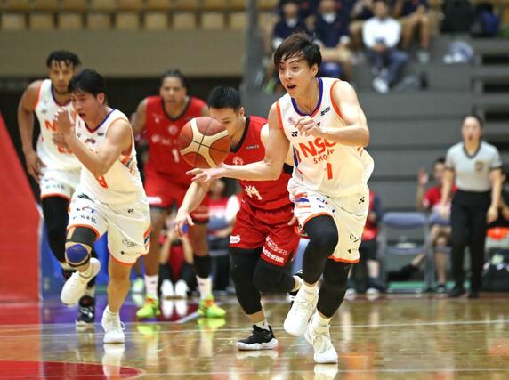 埼玉-新潟 第2Q、五十嵐がボール奪取から速攻を仕掛ける=所沢市民体育館