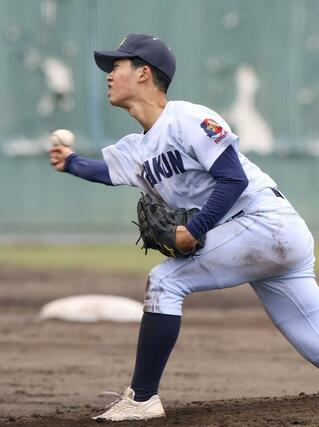 新潟明訓２番手の今井巨＝柏崎市佐藤池球場