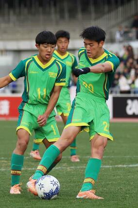 前半１５分、帝京長岡のＭＦ樋口汐音がシュートを決め先制する＝駒場スタジアム