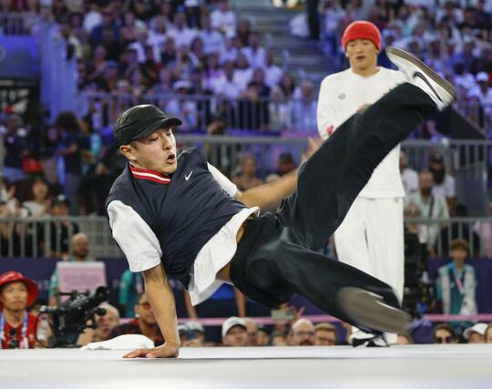 男子準決勝でカナダのキム（奥）と対戦する半井重幸＝パリ（共同）