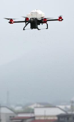 ドローンによる直播の実演見学会＝上越市板倉区