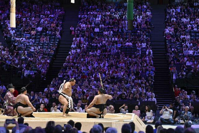大相撲パリ公演最終日、豊昇龍の土俵入りを見る観客たち=14日、パリ(共同)