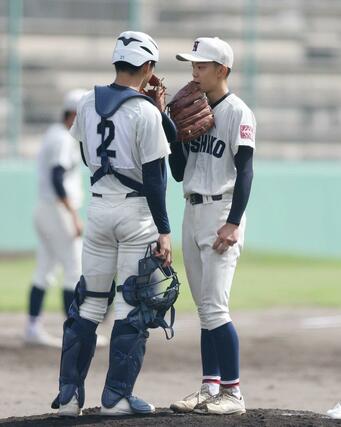 小千谷西－新潟明訓　４回、ピンチを招きマウンドで言葉を交わす小千谷西のエース柳祐太（右）と捕手久保田皓貴＝新発田市五十公野