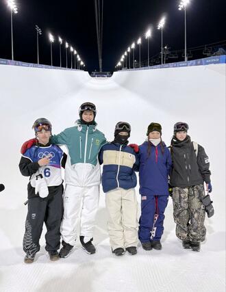 本番会場のテスト滑走に参加した平野歩夢（中央）とスコット・ジェームズ（左から２人目）、クロイ・キム（左から４人目）ら＝リビーニョ（共同）