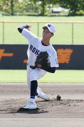 六日町－新潟明訓　新潟明訓打線を３点に抑えた六日町の主戦岡﨑來＝９月１９日、三条市パールスタ