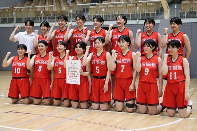 新潟産大付－開志国際　２年ぶりの優勝を果たした開志国際のメンバー＝６月８日、アオーレ長岡