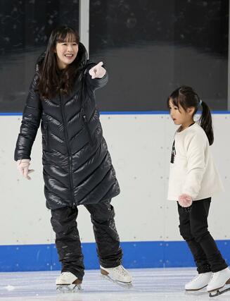 生徒を指導する今井遥さん=東京都立川市