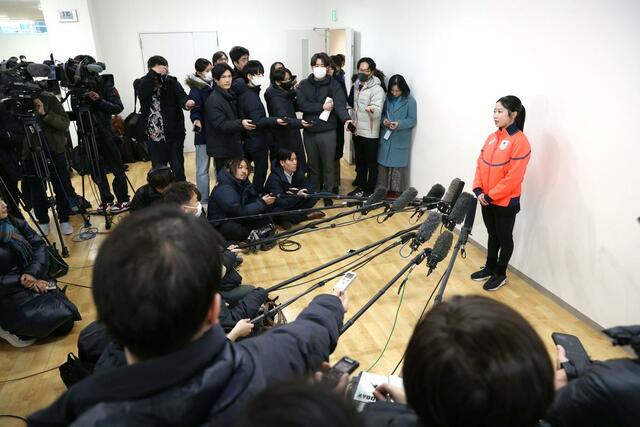 報道陣の取材に応じる中井亜美＝千葉県船橋市