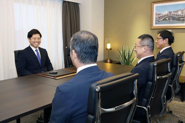 中日との仮契約に臨むオイシックスの牧野憲伸（左）＝新潟市中央区