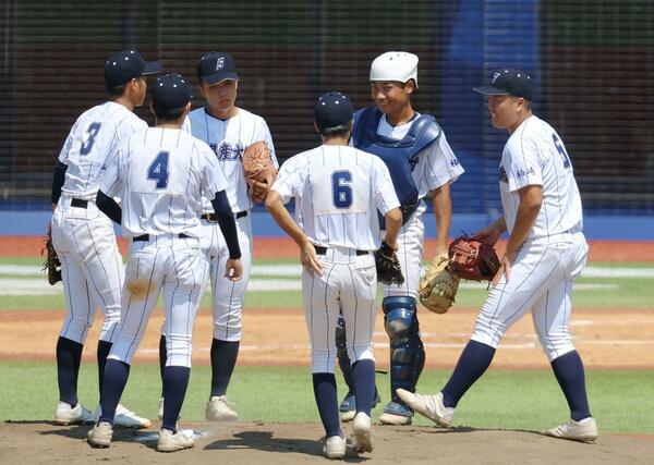 中越－新潟産大付　１回裏ピンチで相手の４番を迎え、マウンドに集まる新潟産大付の内野陣＝エコスタ