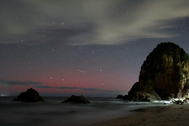  北の空を赤く染めたオーロラ＝１２日午後７時４０分ごろ、村上市今川（写真映像部・伊藤駿平撮影。感度４０００、絞り２・８、２５秒間露光）