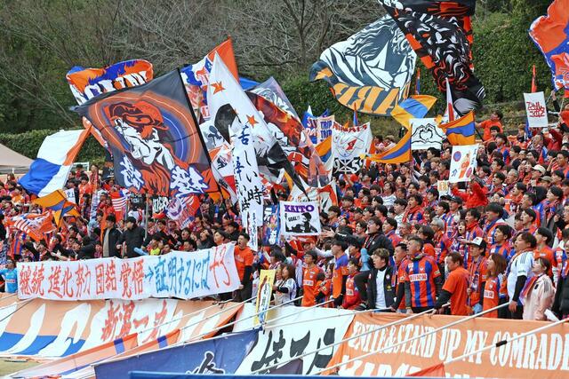 試合前、選手を鼓舞する新潟サポーター