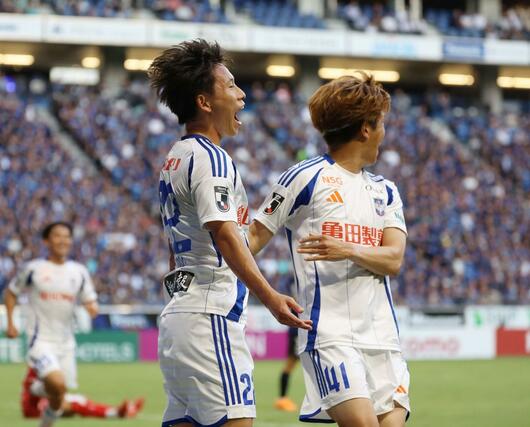 前半、ＭＦ新井泰貴（２２）が先制ゴールを決める＝パナソニックスタジアム吹田