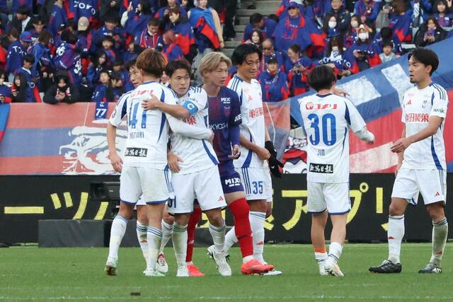 今季最終戦を引き分けで終えた新潟選手たち＝味の素スタジアム