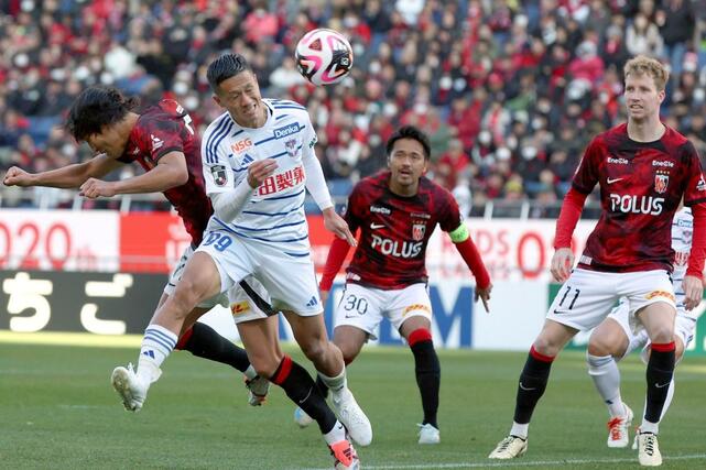 後半、ゴールを狙うＦＷ小野裕二＝埼玉スタジアム