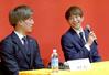 会見中、隣に座る同じく新加入の新井直人(左)と話す太田=新潟市中央区