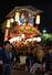 瀬波大祭の夜の屋台巡行で、木やり唄を歌う引き手たち=村上市瀬波浜町