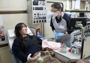 東京学館新潟高校が３年生の卒業を記念して実施した献血＝新潟市中央区鐘木