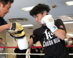 練習を公開したWBAライトフライ級王者の高見亨介=東京都新宿区の帝拳ジム