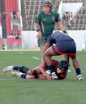 前半２９分、タックルをものともせずトライを決めた開志国際のＬＯ宗藤陽星＝花園ラグビー場