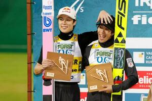 ノルディックスキーのGPジャンプ男子スーパー団体で2位となった小林陵侑(左)と二階堂蓮=バルディフィエメ(共同)